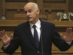 El primer ministro de Grecia, George Papandreou, se dirige a los parlamentarios del partido gobernante, el Pasok. EFE  /