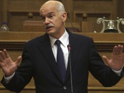 El primer ministro griego Giorgos Papandreu está en la mira por la necesidad de adoptar medidas urgentes para prevenir una crisis. EFE  /