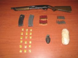 Aseguraron una escopeta recortada, calibre .12; una granada de fragmentación, 33 cartuchos útiles, entre otras.  /