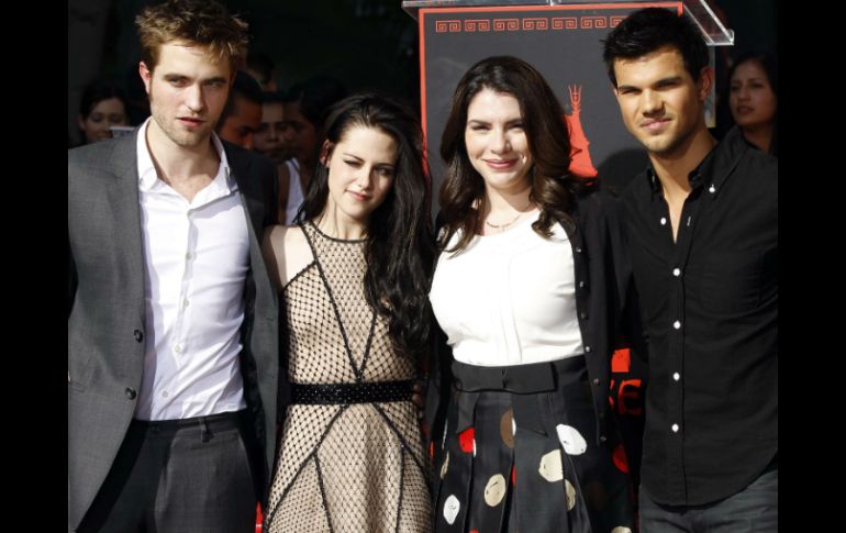 El trío de actores plasmó sus huellas en Hollywood, a la ceremonia los acompañó la escritora Stephenie Meyer. REUTERS  /