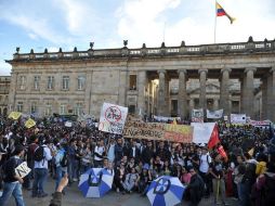 En octubre pasado, estudiantes se manifestaron a las afueras del Congreso Nacional de Colombia. AFP  /