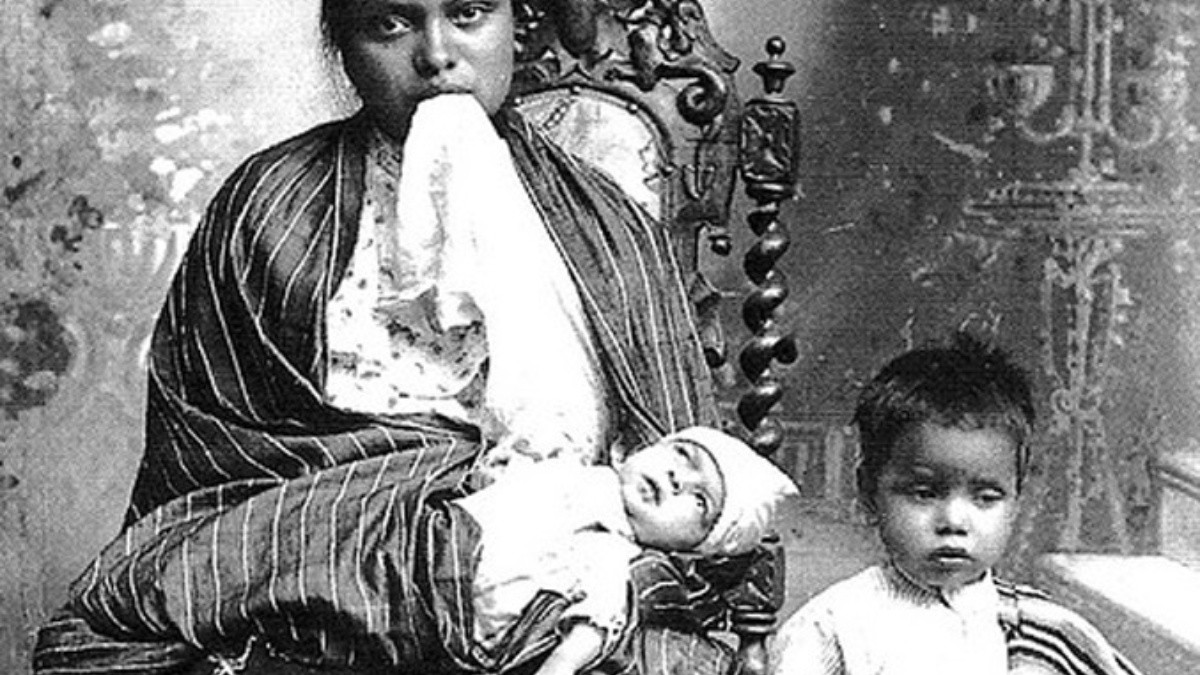 La madre y el hermano mayor con un bebé muerto, 1905