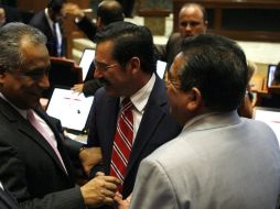 El diputado Jesús Casillas (corbata roja) señala que en el tema de sanciones con trabajo comunitario, se prevé un retroceso en la Ley.  /