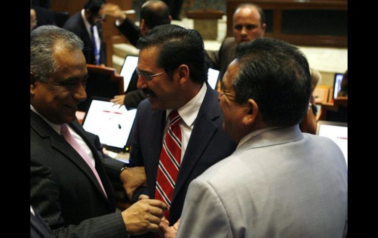 El diputado Jesús Casillas (corbata roja) señala que en el tema de sanciones con trabajo comunitario, se prevé un retroceso en la Ley.  /