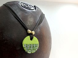 Uno de los collares de Elisa Ley, quien ha encontrado en el diseño de accesorios una pasión.  /