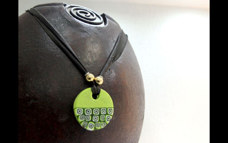 Uno de los collares de Elisa Ley, quien ha encontrado en el diseño de accesorios una pasión.  /