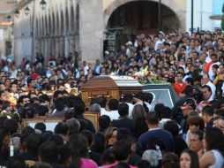 Personas se congregan hoy en La Piedad para el funeral de Ricardo Guzmán. REUTERS  /