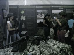 Personal militar explica el uso de las armas.  /