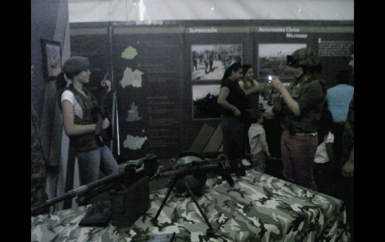 Personal militar explica el uso de las armas.  /