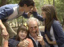 Escena de la cinta Ella y el candidato, la última cinta del actor Jorge Lavat (al centro). ESPECIAL  /