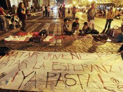 A las 22 horas los manifestantes abrieron paso a los vehículos que circulaban en el centro histórico. E. BARRERA  /