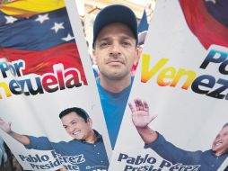 Seguidor del gobernador de Zulia, Pablo Pérez, sale a las calles junto con cientos de venezolanos a apoyarlo. AFP  /