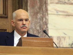 El primer ministro de Grecia, Yorgos Papandreou, observa la comparecencia del ministro de Finanzas griego, Evangelos Venizelos. EFE  /