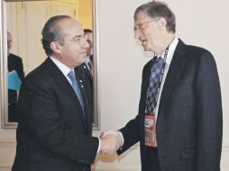 Felipe Calderón (izq.) se reúne con el fundador de Microsoft, Bill Gates, durante la VI Cumbre de Líderes del G-20. EL UNIVERSAL  /