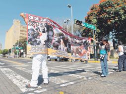 Comerciantes expresaron inconformidad exponiendo sus mercancías ante la vista de autoridades tapatías.  /