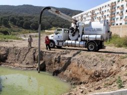 Pipas de la CEA trabajan para limpiar los residuos vertidos al aire libre.  /