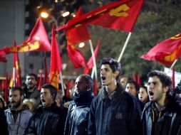 Cientos de comunistas griegos se reúnen en la plaza Syntagma para lanzar consignas por la crítica situación. AFP  /