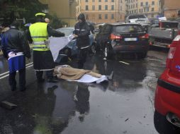 Una mujer murió atropellada por los automóviles que arrastró la creciente de un río. EFE  /