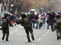 Según testigos, un encapuchado lanzó la bomba incendiaria al vehículo en el que circulaban los policías. ARCHIVO  /