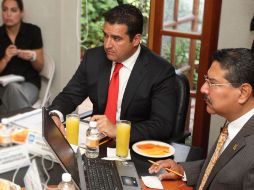 El director del organismo, José Luis Hernández Amaya (der), dijo que agendarán el tema la siguiente semana.  /