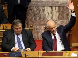Papandreou obtuvo la confianza del Parlamento por 153 votos a favor y 145 en contra. EFE  /