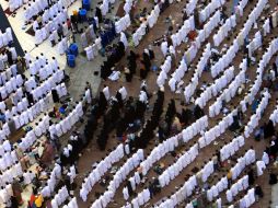 Fieles musulmanes rezan alrededor del sagrado Kaaba en la Gran Mezquita de Haram Sharif. EFE  /