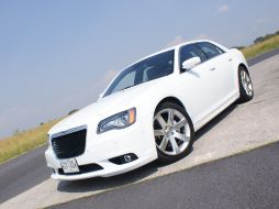 Elegancia y deportividad, encontramos en el 300 SRT-8.  /
