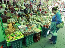 Dulces, panes, flores y juguetes se pueden encontrar en el Parque Morelos hasta el próximo 15 de noviembre.  /