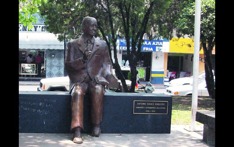 La estatua en honor al humanista Antonio Gómez Robledo (1908-1994) es uno de estos monumentos perdidos en la ciudad.  /