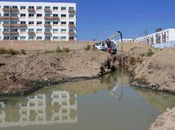 Personal de la dependencia colocará muros en los puntos de descargas para que ya no se viertan aguas residuales.  /