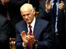 El primer ministro griego George Papandreou ganó el voto de confianza del Parlamento y formará un gobierno de coalición. REUTERS  /