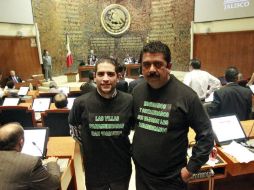 Los diputados Enrique Aubry y Jesús Hernández con playeras alusivas a los conflictos tras la celebración de los Juegos Panamericanos.  /