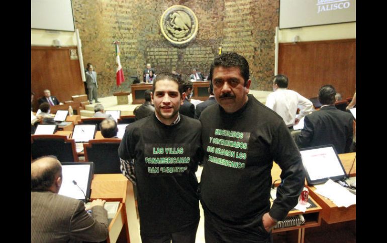 Los diputados Enrique Aubry y Jesús Hernández con playeras alusivas a los conflictos tras la celebración de los Juegos Panamericanos.  /