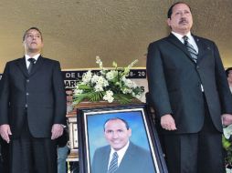 Francisco Blake Mora(derecha), y el gobernador michoacano, Leonel Godoy, hacen guardia de honor junto al féretro. NTX  /