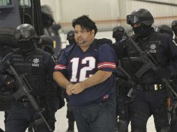 Agentes custodian a Víctor Manuel Rivera, durante la presentación a los medios. EFE  /