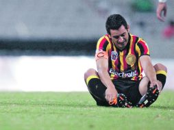 Miguel Zepeda lamenta la nueva derrota de los Leones Negros en el Estadio Jalisco. MEXSPORT  /