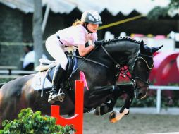 Claudia Watanabe ganó la prueba Abierta a 1.10 metros, a lomos de “Zero”.  /