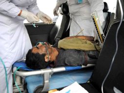 Los mineros encontrados tras 36 horas del accidente,  ya reciben atención médica. AP  /