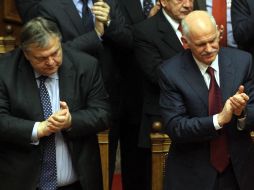 George Papandreou (d), y el vicepresidente y minstro de Finanzas, Evangelos Venizelos (i) tras la votación. EFE  /