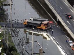 La ciudad dependerá de su actual sistema de drenaje para combatir las inundaciones que rebasaron el muro a unos cuantos kilómetros. AP  /