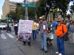 Con altavoces hacen escuchar sus demandas en medio del caos vehicular.  /