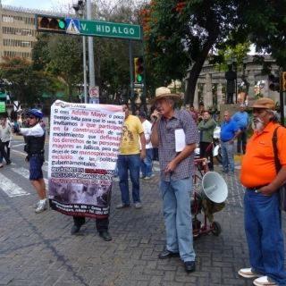Cierran el Centro de nuevo; adultos mayores se manifiestan