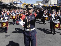 Se realizó un desfile castrense que salió de la emblemática Plaza Salvador del Mundo y recorrió importantes calles de San Salvador. AFP  /