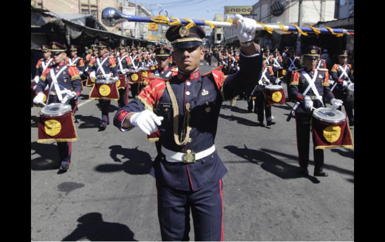 Se realizó un desfile castrense que salió de la emblemática Plaza Salvador del Mundo y recorrió importantes calles de San Salvador. AFP  /