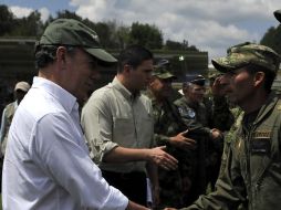 El presidente colombiano, Juan Manuel Santos (I), felicíta a los soldados que formaron parte de la operación 'Odiseo'. EFE  /