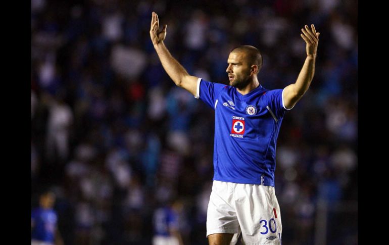 Emanuel Villa se receto con dos goles a la defensa de las Águilas. MEXSPORT  /