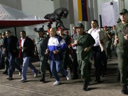 El mandatario encabezó un trote junto a un grupo de cadetes con el que rodeó el patio central de la Academia Militar. AFP  /