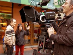 La directora argentina Gabriela David, durante la filmación de La mosca en la ceniza, rodada en Buenos Aires. ESPECIAL  /