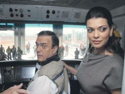 El jefe de Gobierno, durante la prueba de los trenes de la línea 12 del metro. Lo acompaña su esposa, Laura Bueso. EL UNIVERSAL  /