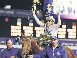 El jockey Mike Smith a lomos de “Drosselmeyer” celebra la victoria. REUTERS  /